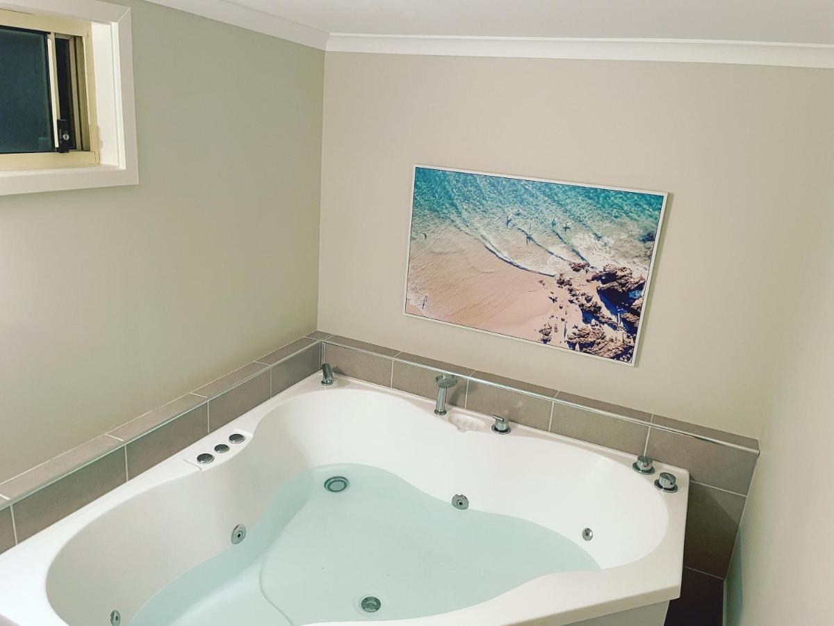 Churchill'S B&B Twin Spa Getaway Studio スワンジー エクステリア 写真