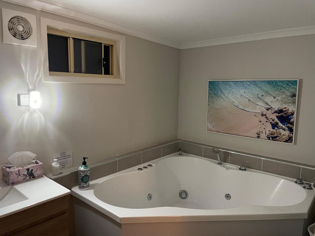 Churchill'S B&B Twin Spa Getaway Studio スワンジー エクステリア 写真