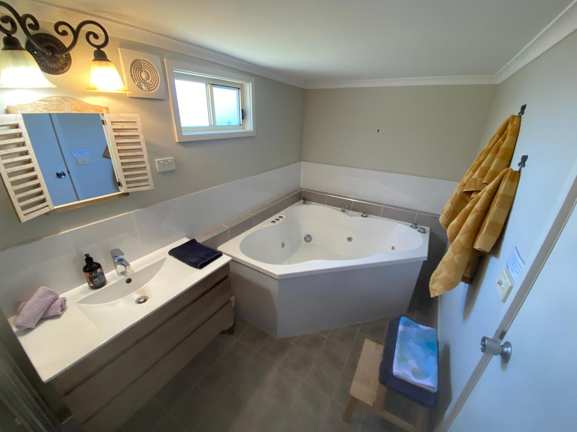 Churchill'S B&B Twin Spa Getaway Studio スワンジー エクステリア 写真